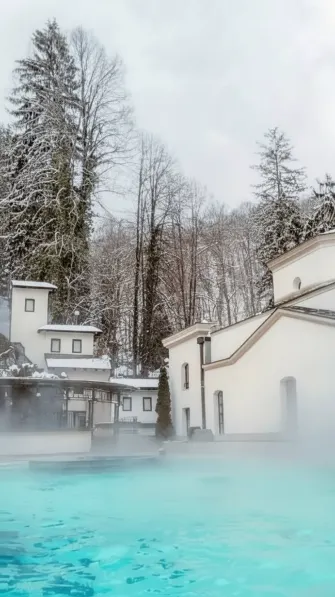 Termalni bazen Ribarske Banje pod snegom, sa parom nad vodom